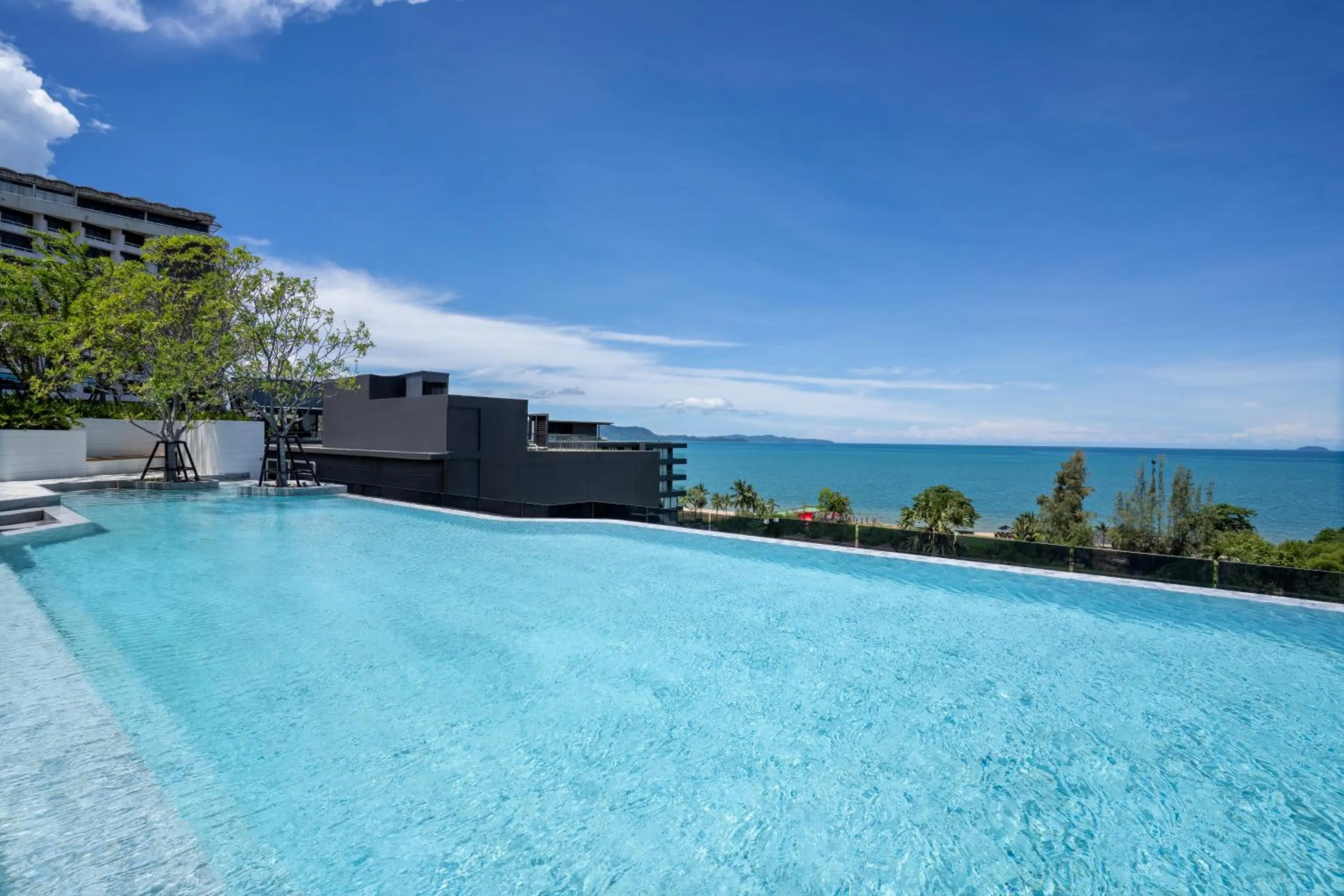 Swimming pool in Howard Johnson by Wyndham Pattaya JC