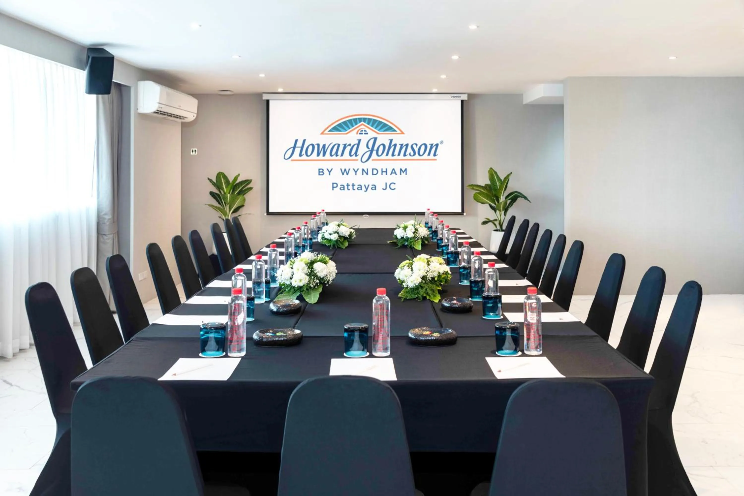 Meeting/conference room in Howard Johnson by Wyndham Pattaya JC