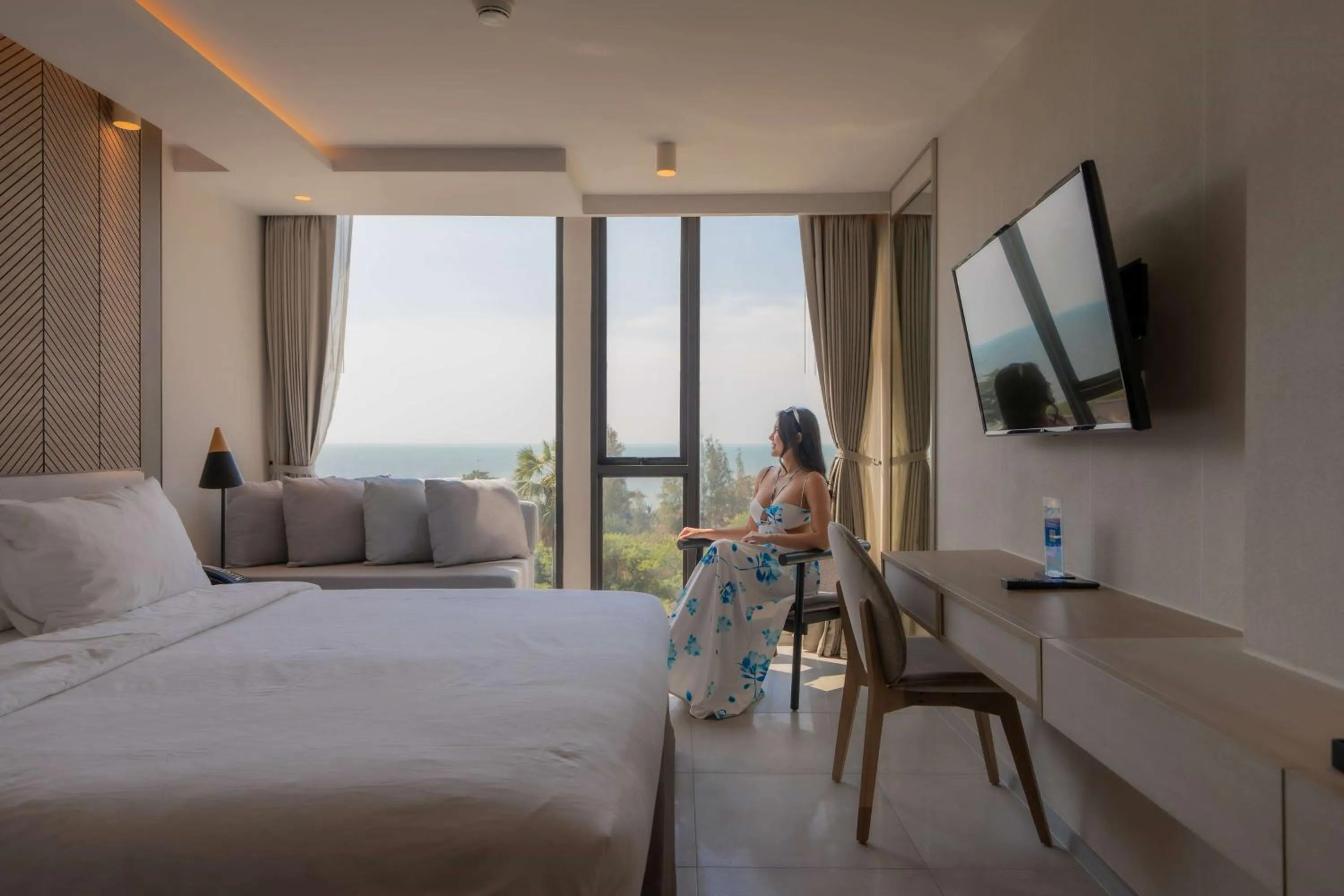 Pool view, Bed in Howard Johnson by Wyndham Pattaya JC