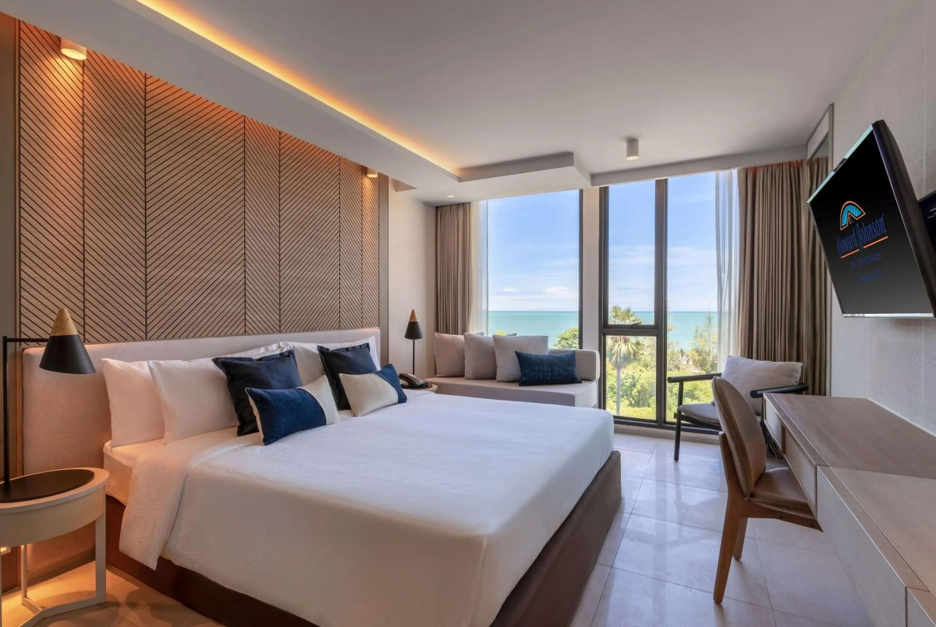 Photo of the whole room, Bed in Howard Johnson by Wyndham Pattaya JC