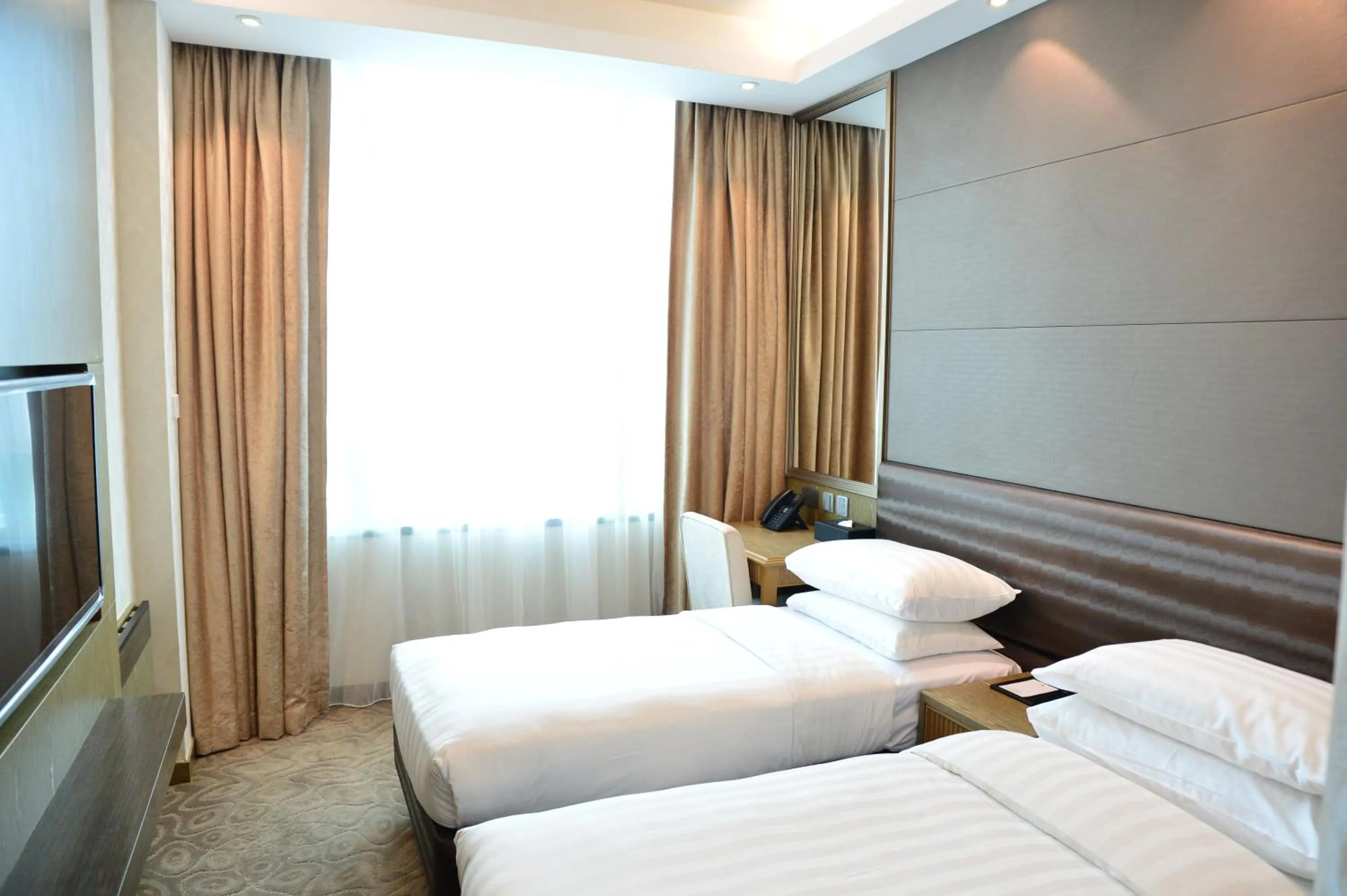 Property building, Bed in Kew Green Hotel Mongkok