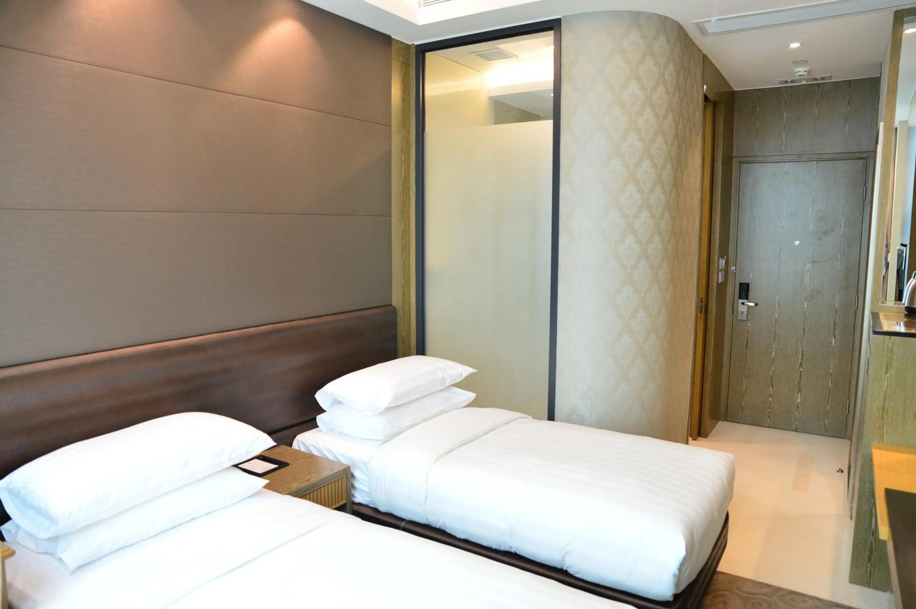 Property building, Bed in Kew Green Hotel Mongkok