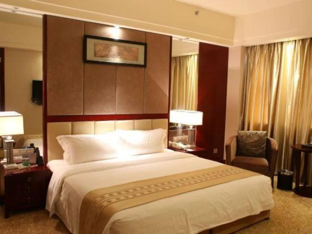 Bed in Chengdu Yinsheng International Hotel