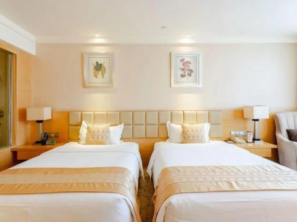 Bed in Chengdu Yinsheng International Hotel