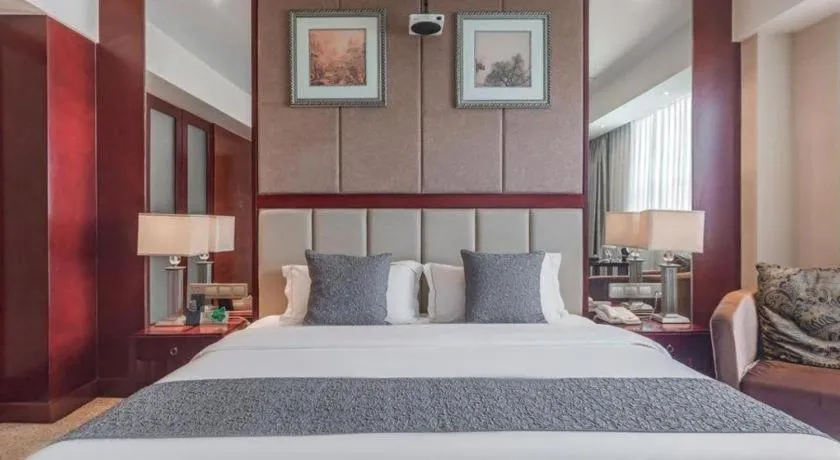 Bed in Chengdu Yinsheng International Hotel