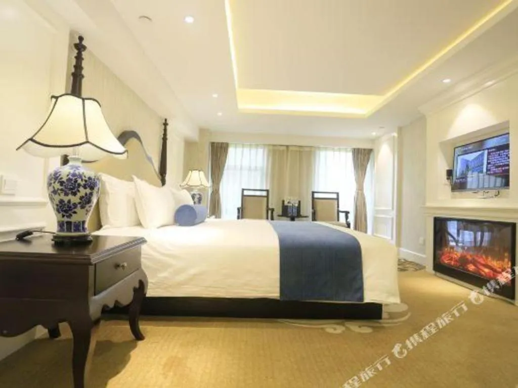Bed in Ningbo East Shipu Hotel