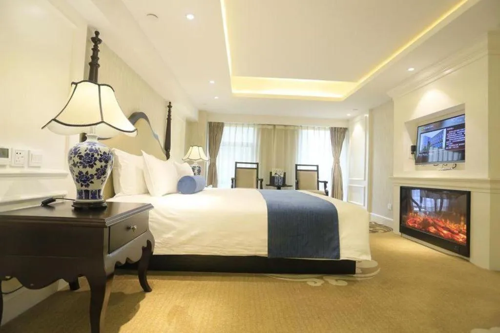 Bed in Ningbo East Shipu Hotel