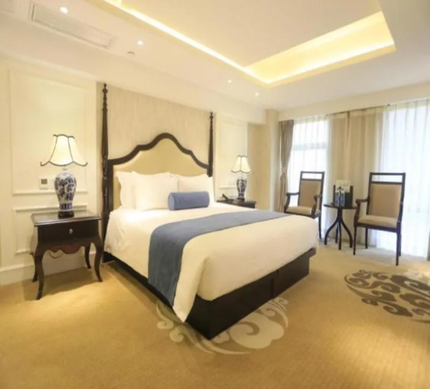 Bed in Ningbo East Shipu Hotel