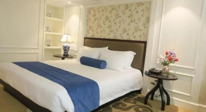 Bed in Ningbo East Shipu Hotel