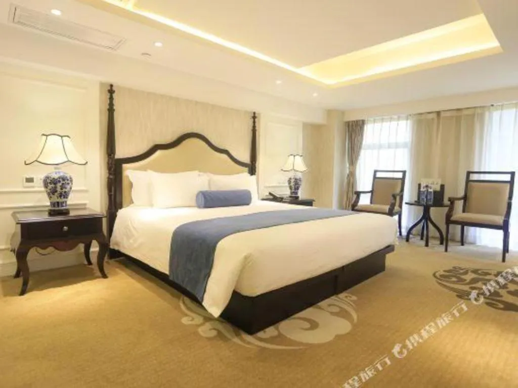 Bed in Ningbo East Shipu Hotel