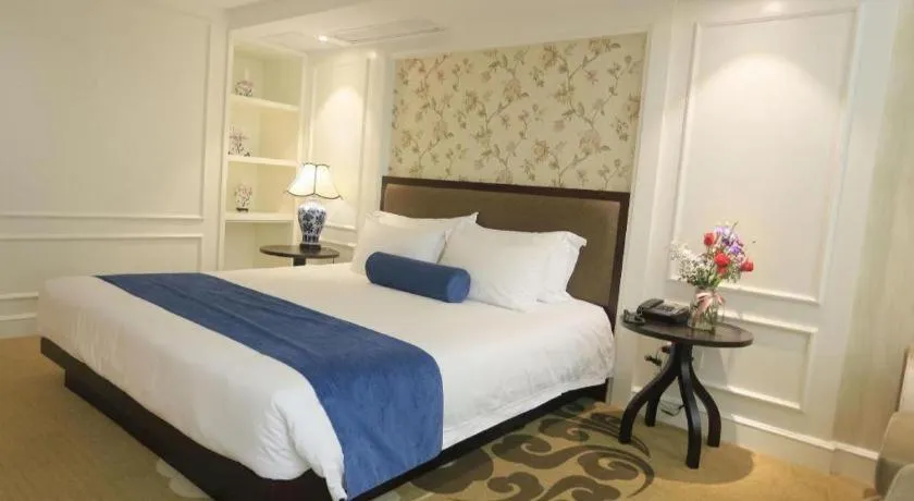 Bed in Ningbo East Shipu Hotel