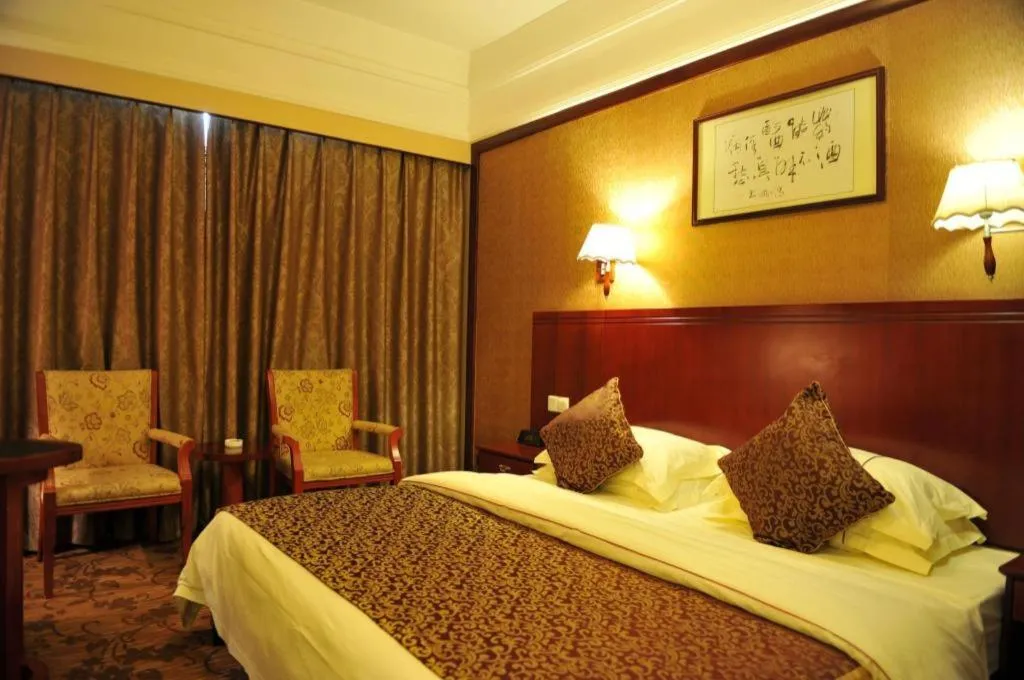 Bed in Kunming Zhong Huang Hotel