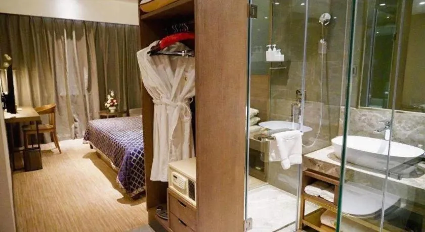 Bed in Kunming Zhong Huang Hotel