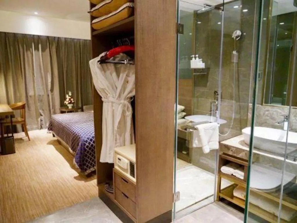 Bed in Kunming Zhong Huang Hotel