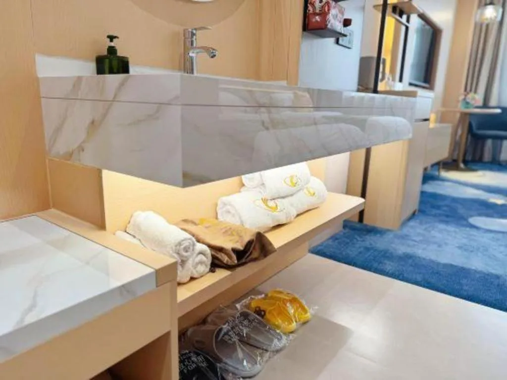 Bed in Kunming Zhong Huang Hotel