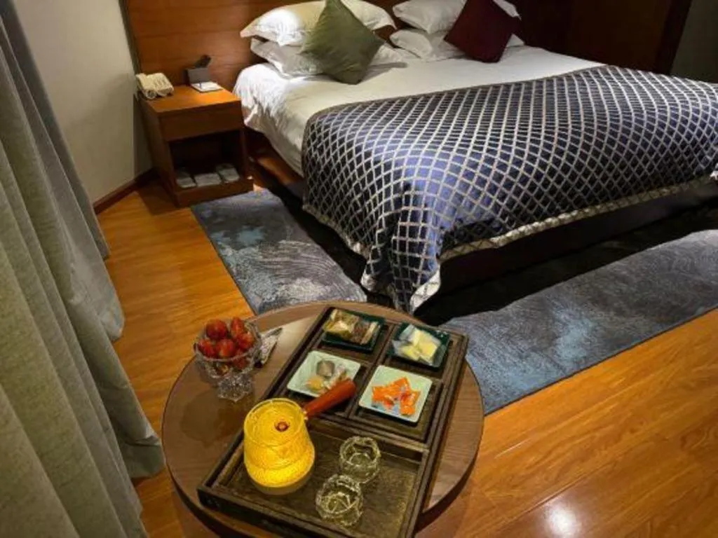 Bed in Kunming Zhong Huang Hotel