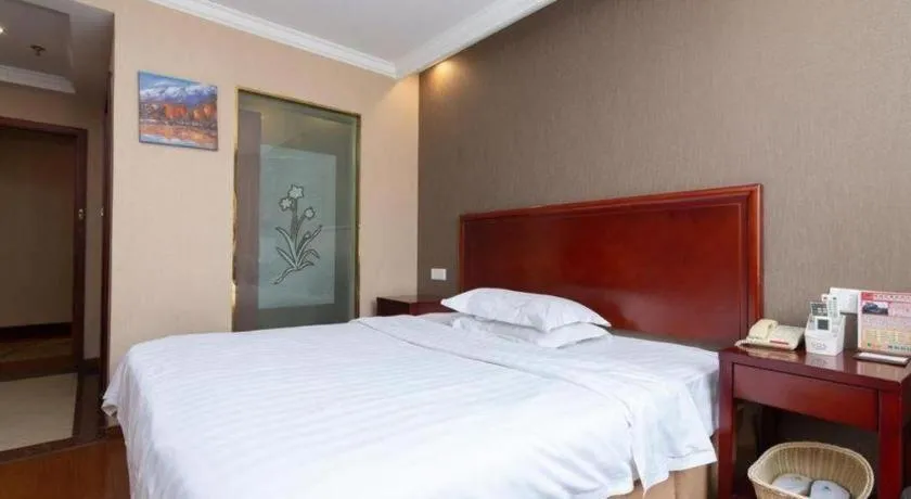 Bed in GreenTree Inn Shanghai Songjiang Xinqiao Jiuxin Road Express Hotel