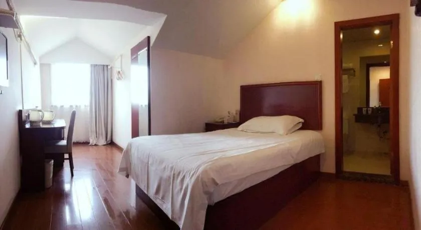 Bed in GreenTree Inn Shanghai Songjiang Xinqiao Jiuxin Road Express Hotel