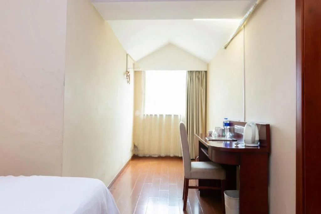 Bed in GreenTree Inn Shanghai Songjiang Xinqiao Jiuxin Road Express Hotel