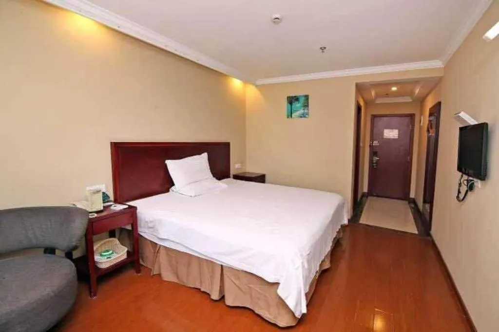 Bed in GreenTree Inn Shanghai Songjiang Xinqiao Jiuxin Road Express Hotel
