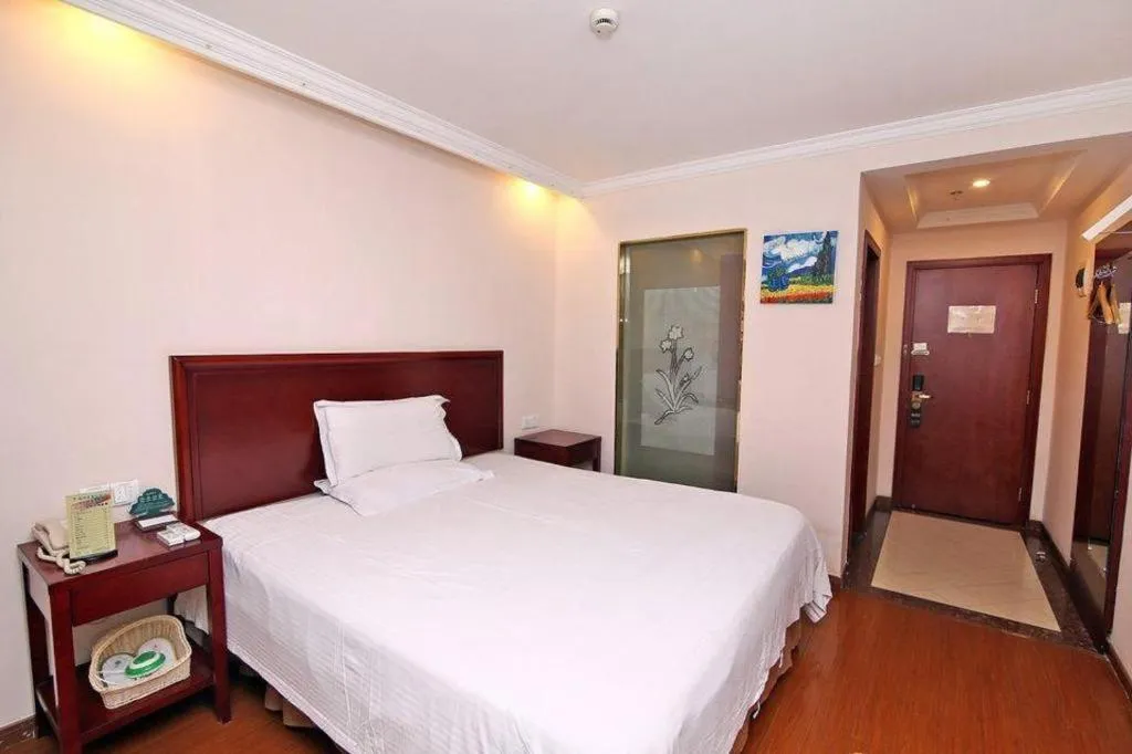 Bed in GreenTree Inn Shanghai Songjiang Xinqiao Jiuxin Road Express Hotel