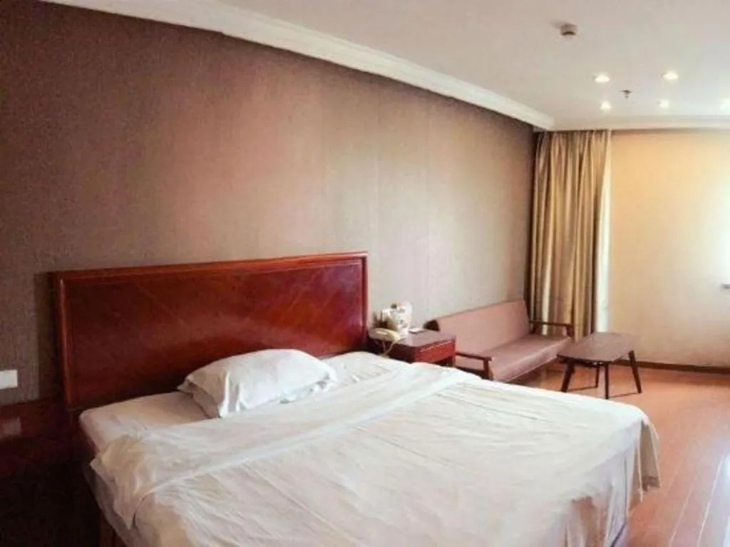 Bed in GreenTree Inn Shanghai Songjiang Xinqiao Jiuxin Road Express Hotel