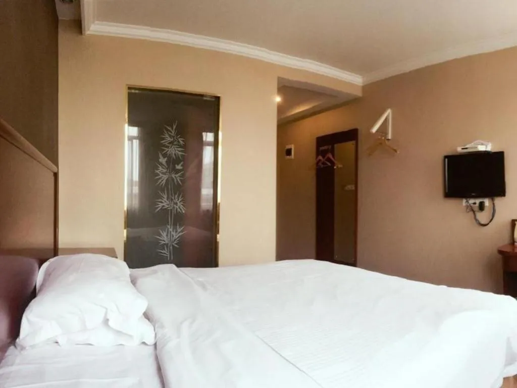 Bed in GreenTree Inn Shanghai Songjiang Xinqiao Jiuxin Road Express Hotel