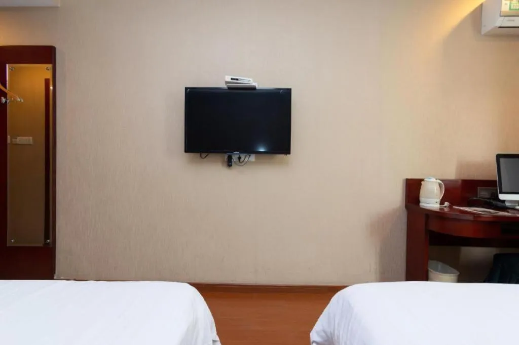 Bed in GreenTree Inn Shanghai Songjiang Xinqiao Jiuxin Road Express Hotel