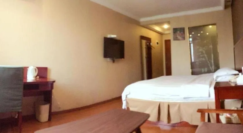 Bed in GreenTree Inn Shanghai Songjiang Xinqiao Jiuxin Road Express Hotel