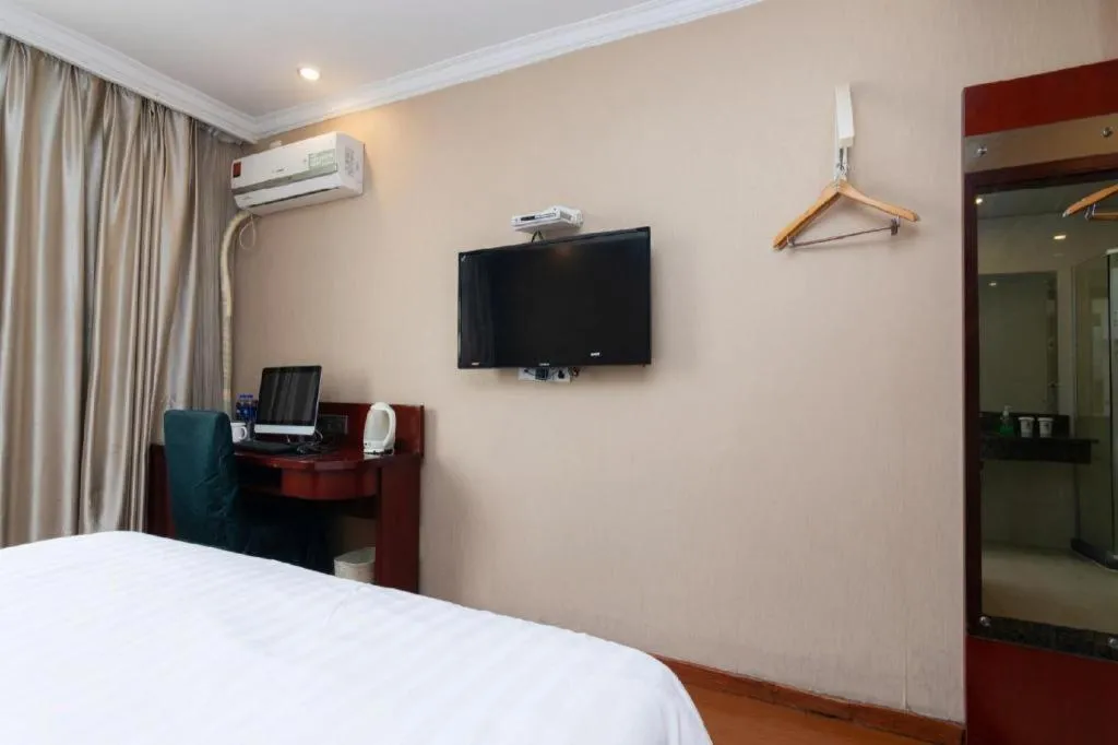 Bed in GreenTree Inn Shanghai Songjiang Xinqiao Jiuxin Road Express Hotel