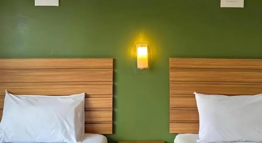 Bed in Ponburi Hotel