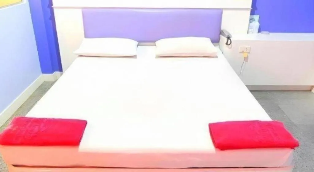 Bed in Picnic Sriracha Hotel