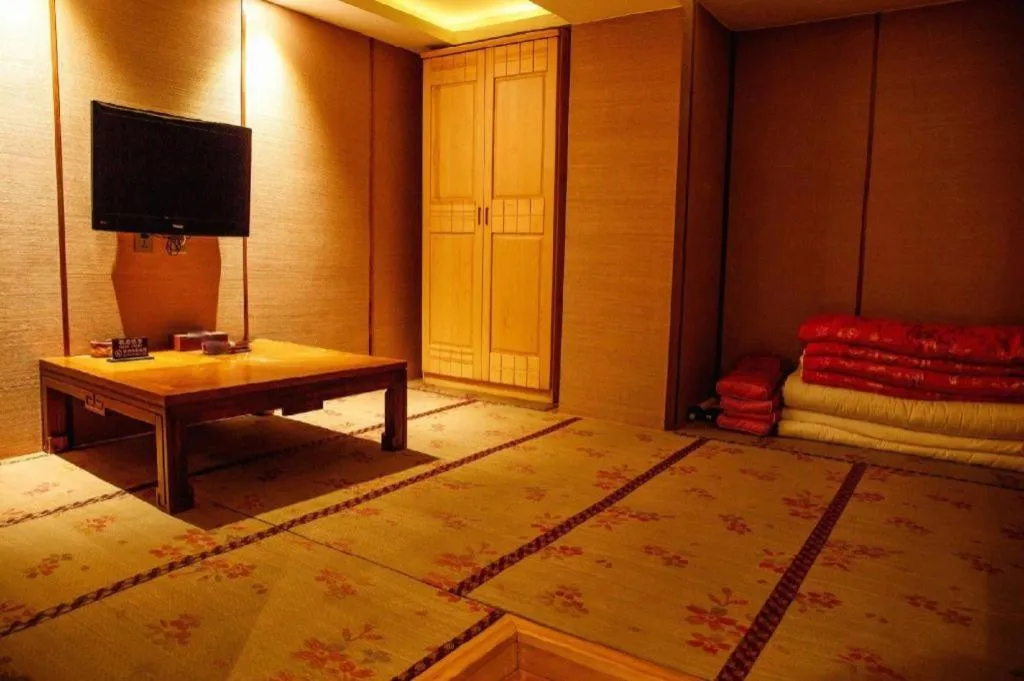 Bed in Metropark Hotel