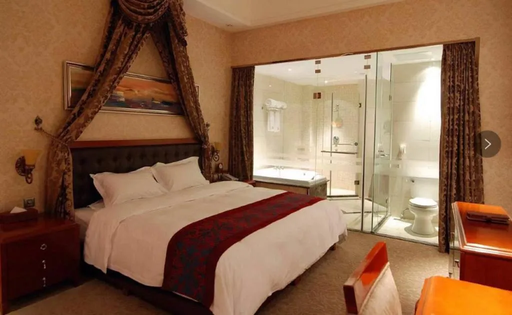 Bed in Metropark Hotel