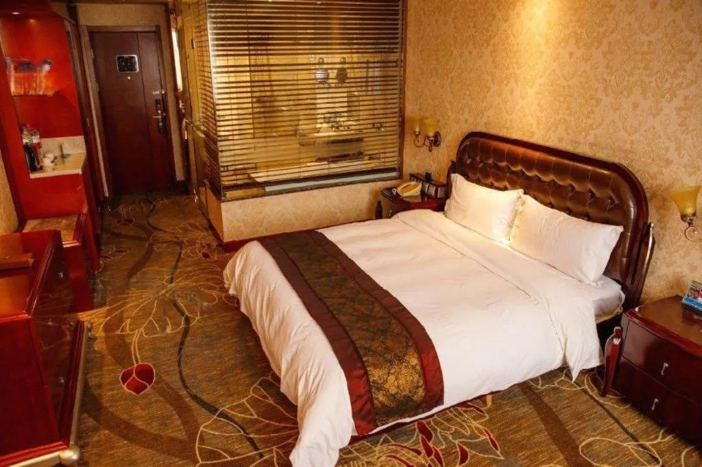 Bed in Metropark Hotel