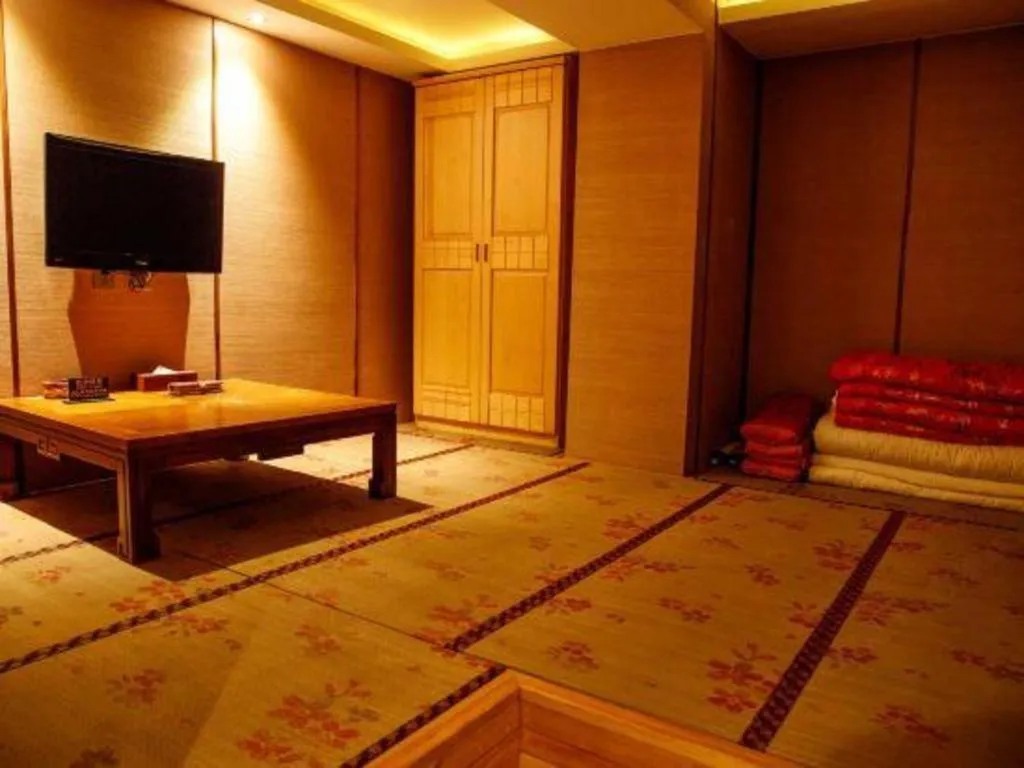 Bed in Metropark Hotel