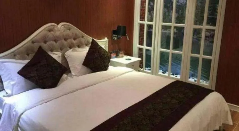 Bed in Metropark Hotel