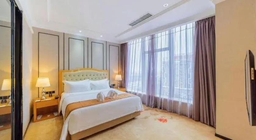 Bed in Golden Phoenix International Hotel Bed in Golden Phoenix International Hotel