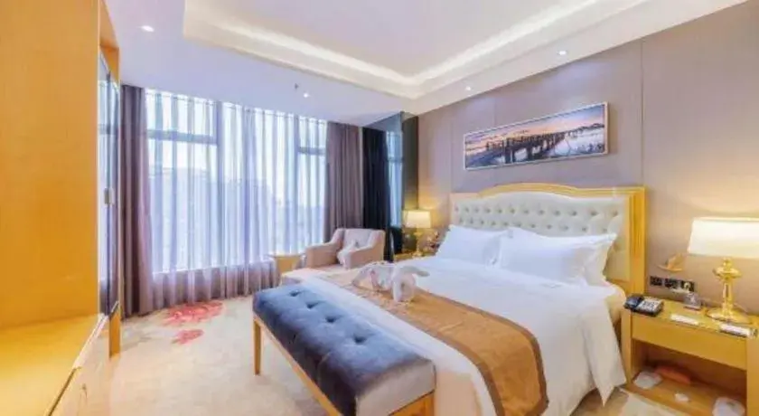 Bed in Golden Phoenix International Hotel Bed in Golden Phoenix International Hotel