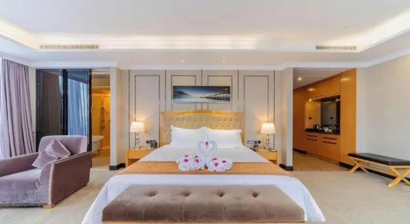 Bed in Golden Phoenix International Hotel Bed in Golden Phoenix International Hotel