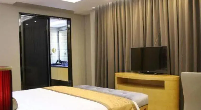 Bed in Golden Phoenix International Hotel Bed in Golden Phoenix International Hotel