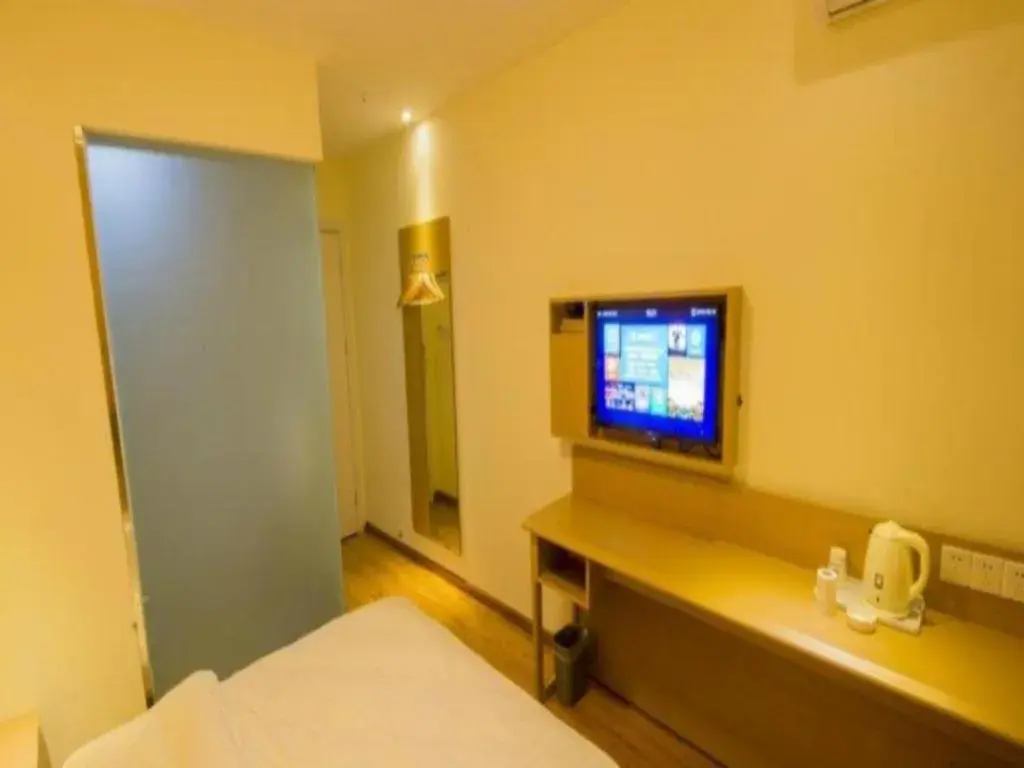 Bed in 7 Days Inn Ya'an Langqiao Pedestrian Street Center Bed in 7 Days Inn Ya'an Langqiao Pedestrian Street Center