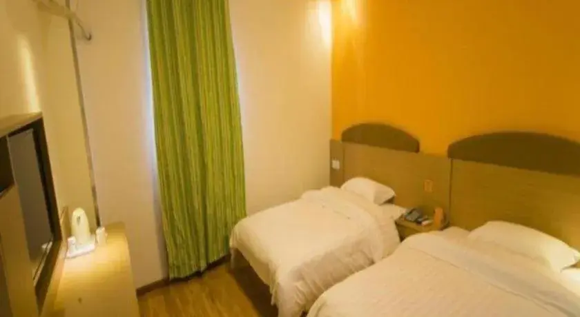 Bed in 7 Days Inn Ya'an Langqiao Pedestrian Street Center Bed in 7 Days Inn Ya'an Langqiao Pedestrian Street Center