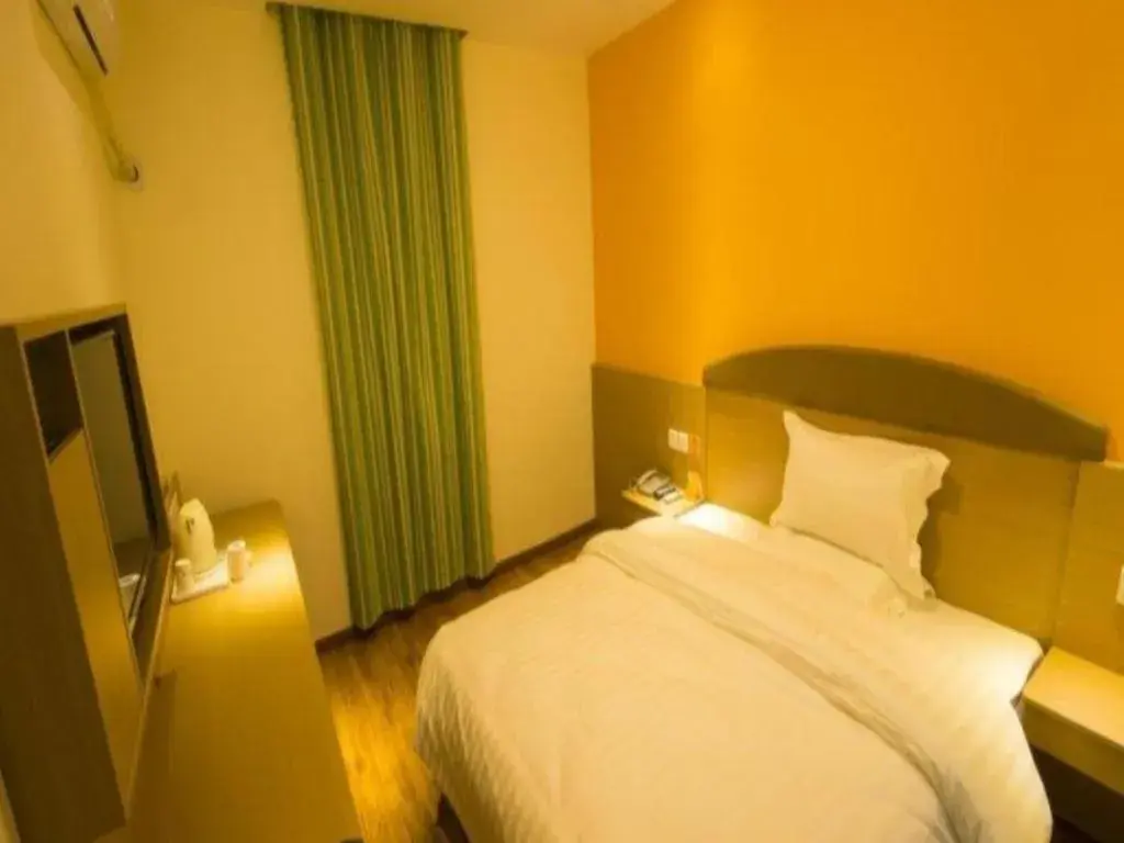 Bed in 7 Days Inn Ya'an Langqiao Pedestrian Street Center Bed in 7 Days Inn Ya'an Langqiao Pedestrian Street Center