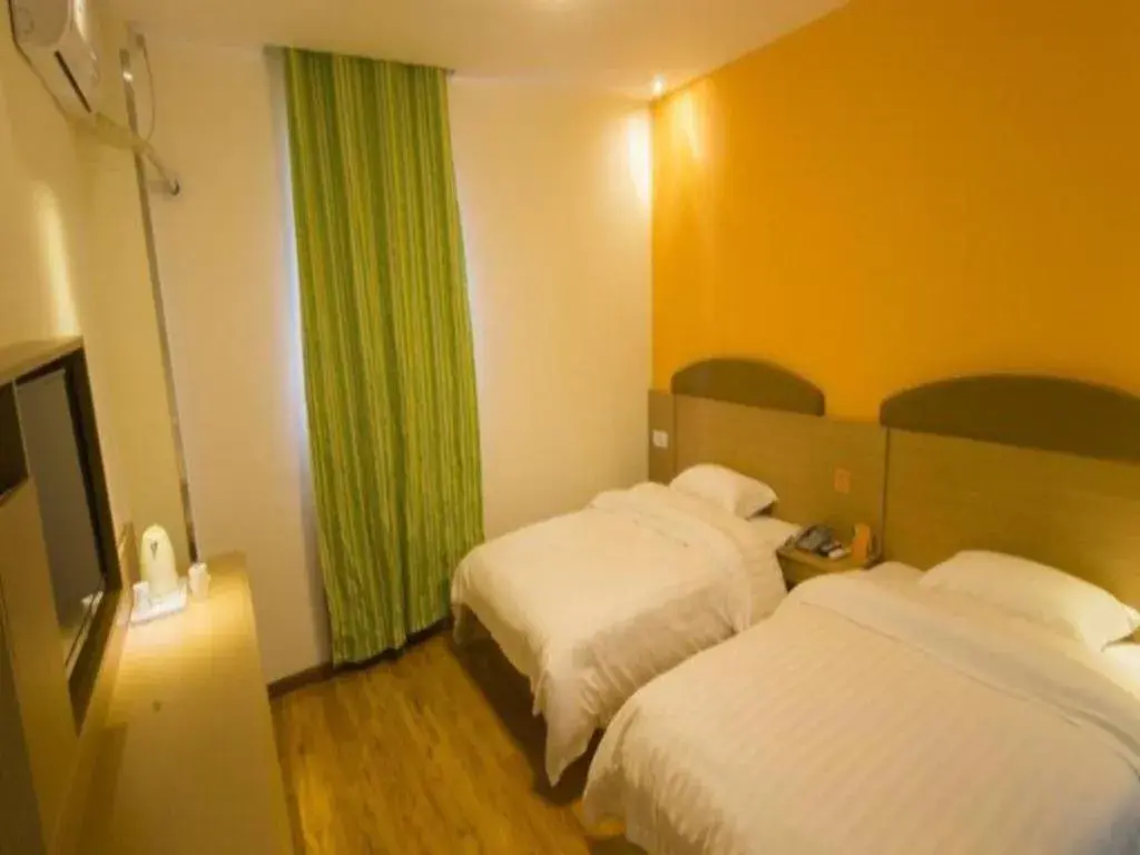 Bed in 7 Days Inn Ya'an Langqiao Pedestrian Street Center Bed in 7 Days Inn Ya'an Langqiao Pedestrian Street Center