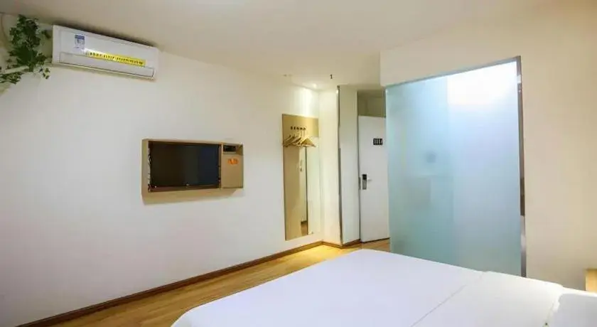 Bed in 7 Days Inn Ya'an Langqiao Pedestrian Street Center Bed in 7 Days Inn Ya'an Langqiao Pedestrian Street Center