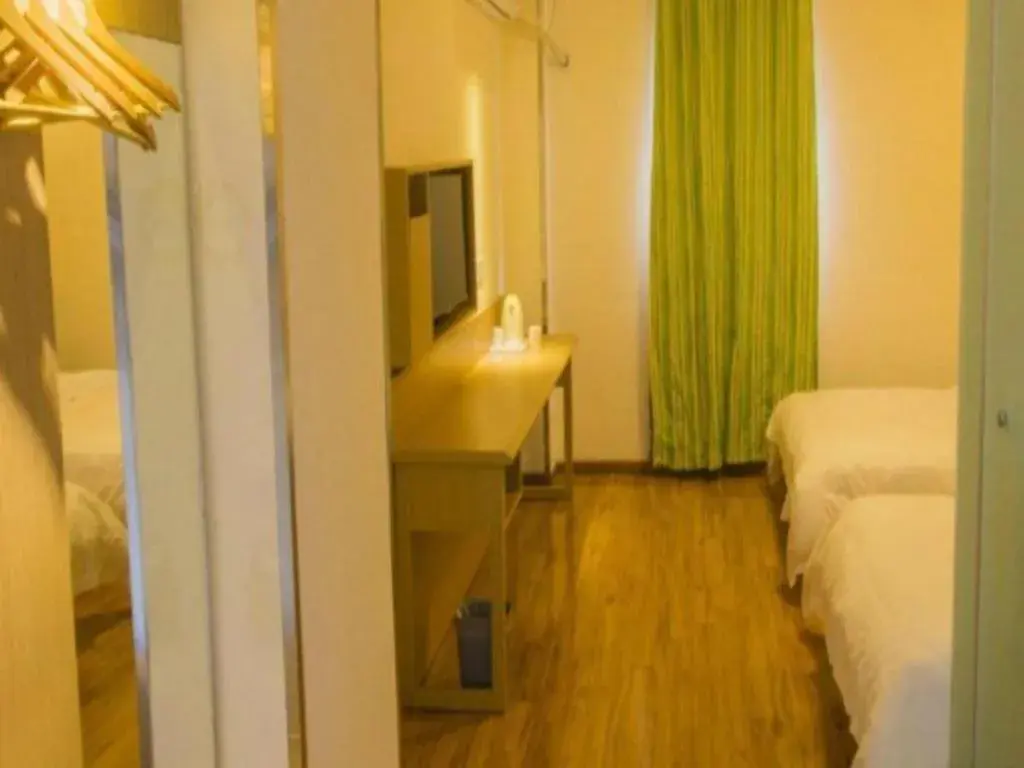 Bed in 7 Days Inn Ya'an Langqiao Pedestrian Street Center Bed in 7 Days Inn Ya'an Langqiao Pedestrian Street Center