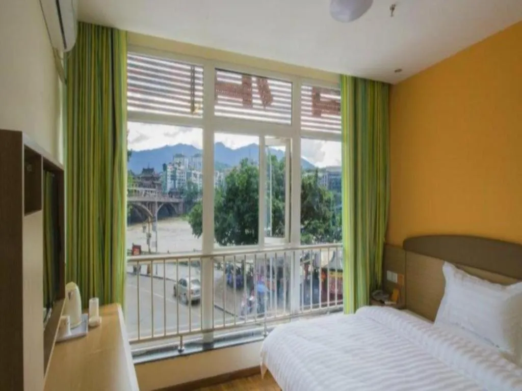 Bed in 7 Days Inn Ya'an Langqiao Pedestrian Street Center