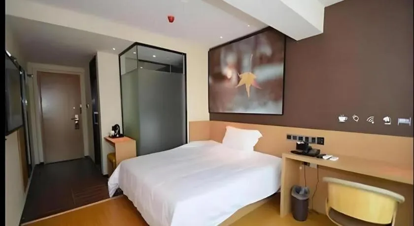 Bed in IU Hotel Zhengzhou Xinzheng Sias International University Branch