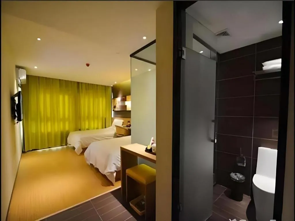 Bed in IU Hotel Zhengzhou Xinzheng Sias International University Branch